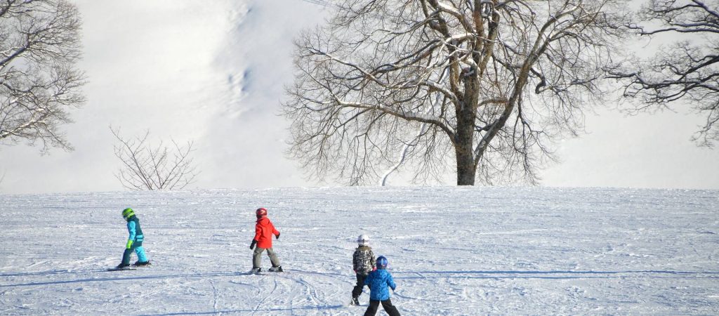 Enfants skieurs